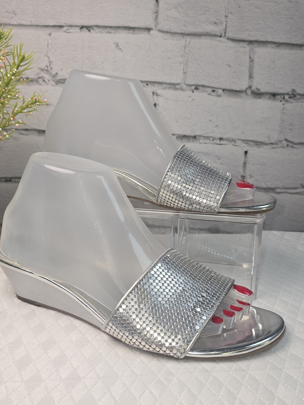 WOMENS BANDOLINO GOLDENKEY SILVER METALLIC LOW-HEEL SANDALS PARTY WEAR 7.5